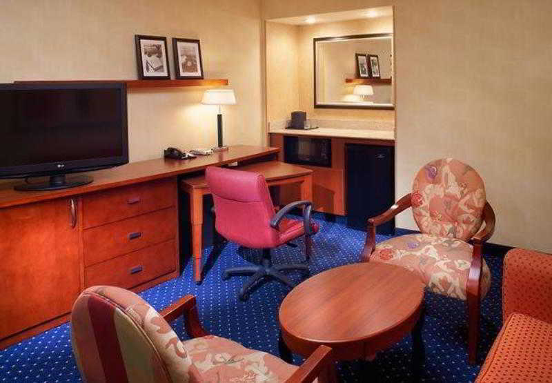 Готель Courtyard By Marriott Chicago Waukegan / Gurnee Номер фото